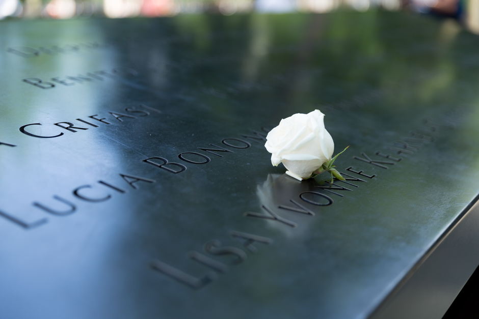 Rose auf den Gedenktafeln zu den Anschlägen vom 11. September